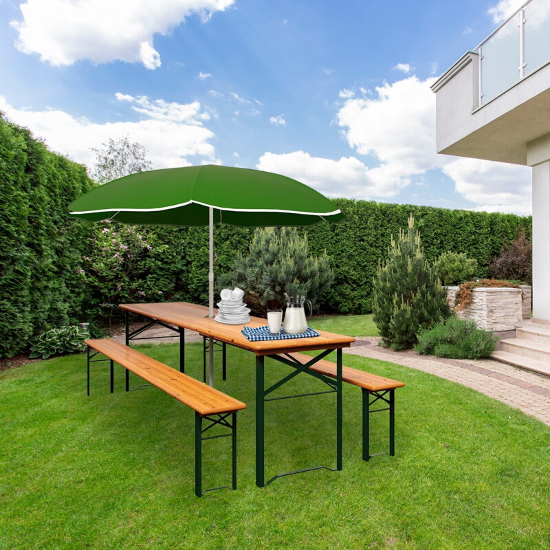 Drevené lavice a stôl so slnečníkom